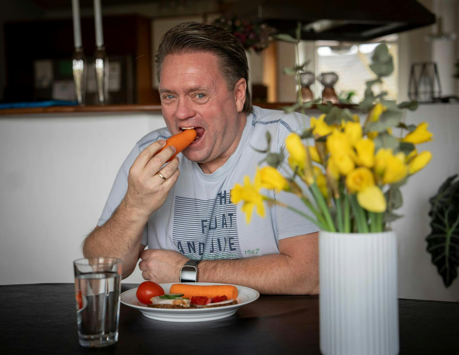 Gulerødder, tomater, agurk og peberfrugt har nu taget pladsen i stedet for burgere og hotdogs hos Kandis-sanger Johnny Hansen, 58, og derfor har han tabt sig 15 kilo.