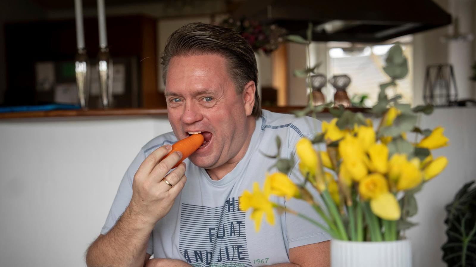 Gulerødder, tomater, agurk og peberfrugt har nu taget pladsen i stedet for burgere og hotdogs hos Kandis-sanger Johnny Hansen, 58, og derfor har han tabt sig 15 kilo.