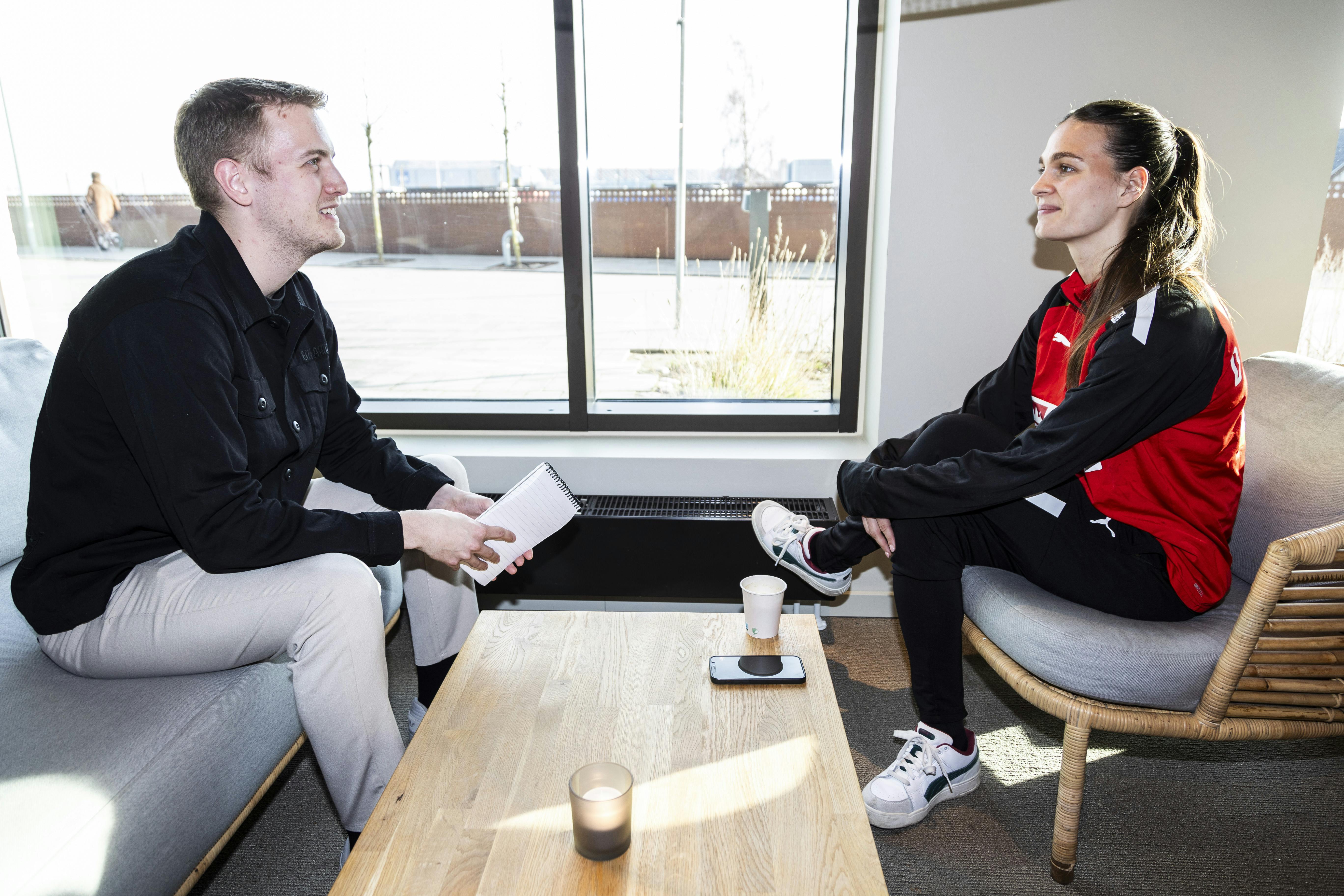 SE og HØR har siden november 2022 satset benhårdt på at dække sport. Derfor dækker man som praktikant også landsholdssamlinger i fodbold og håndbold. Eller er med, når Jonas Vingegaard får lov til at fejre Tour de France-sejren. Her ses Oliver sammen med landsholdsspilleren (håndbold) Helena Elver.