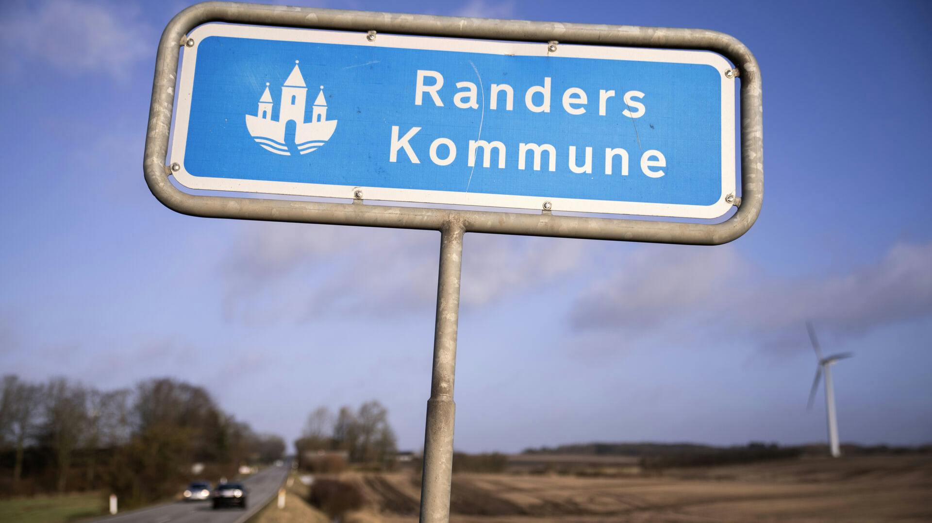 Jordskredet ved Nordic Waste fylder i Randers Kommune, som har givet tilladelserne, ført kontrollen og nu rydder op i den gamle lergrav, hvor konkursramte Nordic Waste rensede jord. 