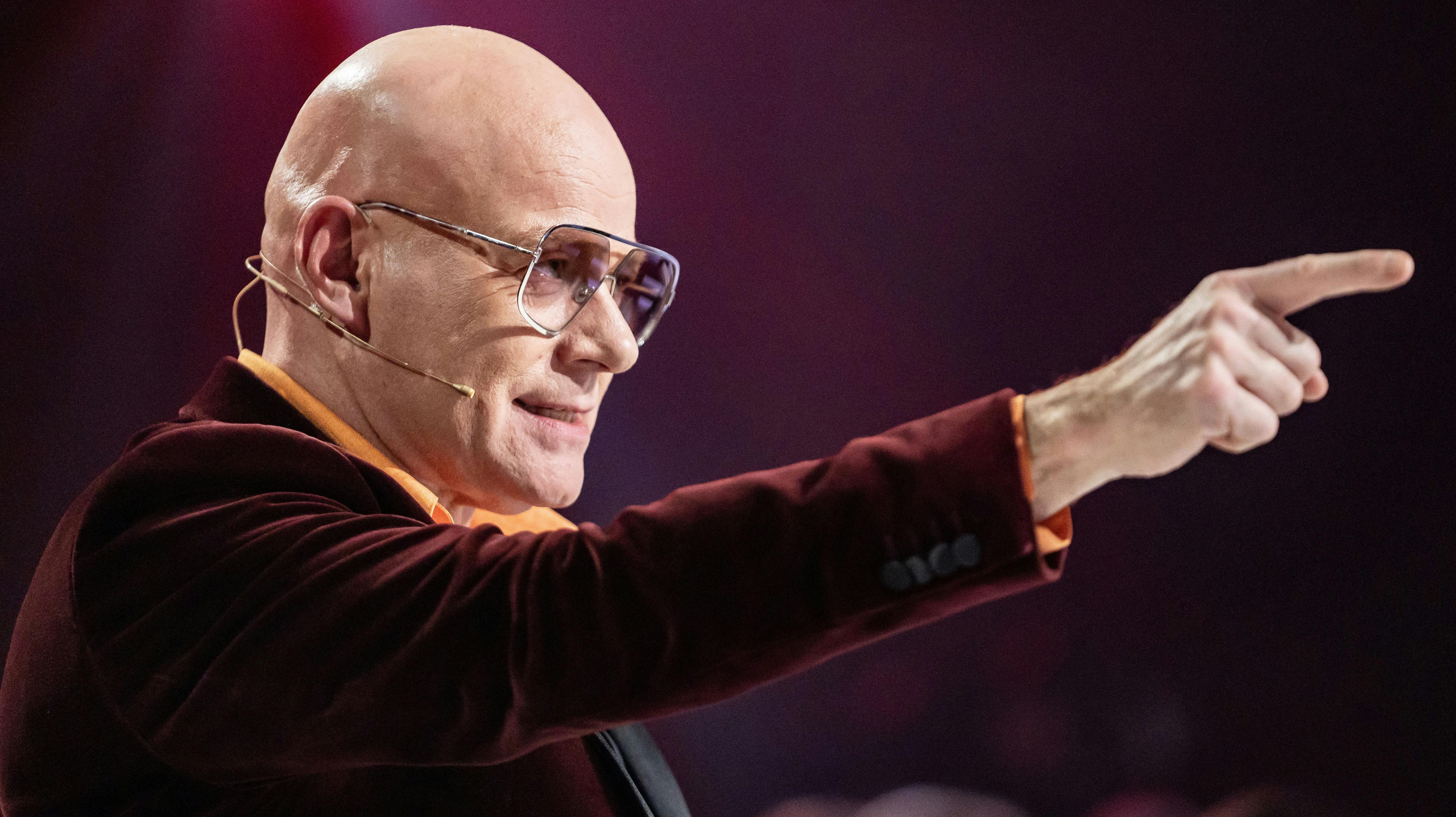 August Høyen har set "X Factor" siden han ikke gad at børste tænder. Nu får han æren af at optræde foran Thomas Blachman, når han i kvartfinalen skal synge "Min Mor".
