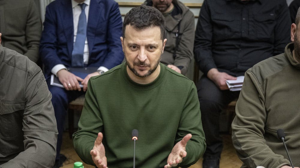 Adgangen til ammunition er afgørende for Ukraine, siger Zelenskyj til EU-landenes ledere ved EU-topmødet i Bruxelles torsdag. Zelenskyj mener, at Europa kan og bør sende mere militært udstyr (Arkivfoto). - 