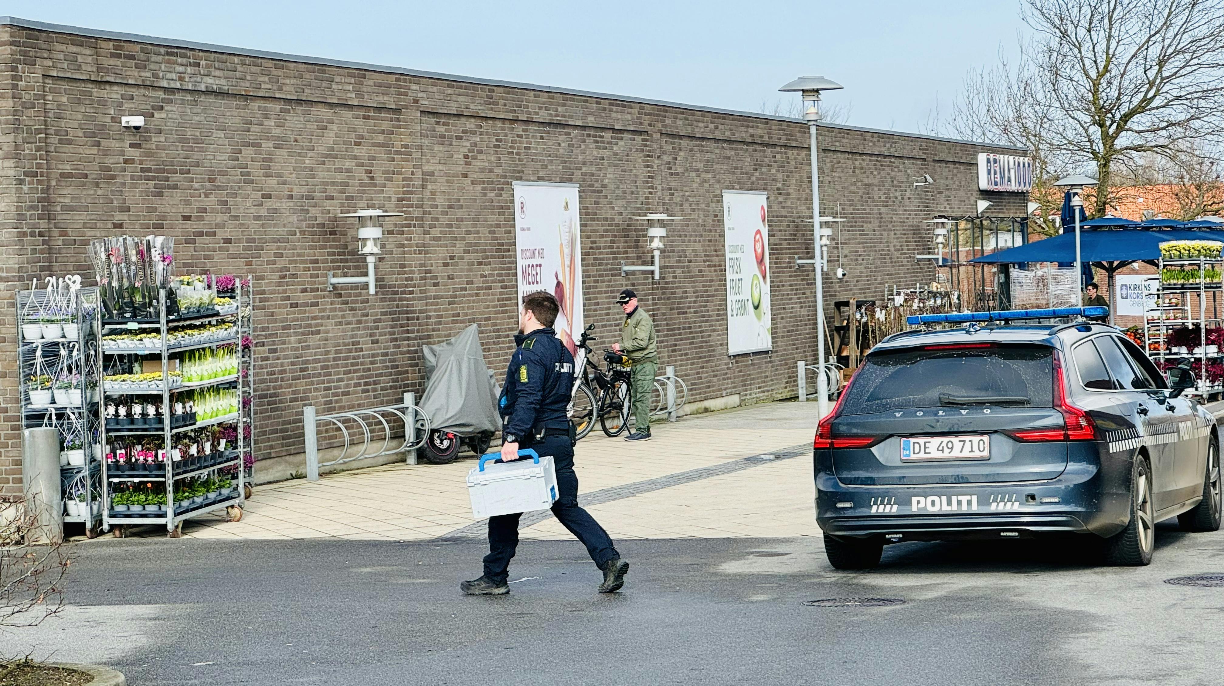 Politiet til stede ved Rema 1000 i Børkop. En person er fundet død i butikken.