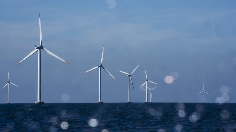 Vindmøller er blandt de energikilder, der leverer strøm med et lavt CO2-aftryk. Med en ny funktion i Andel Energis app vil energiselskabet gøre det nemmere for kunder at planlægge deres energiforbrug, så det bliver mere grønt. (Arkivfoto).