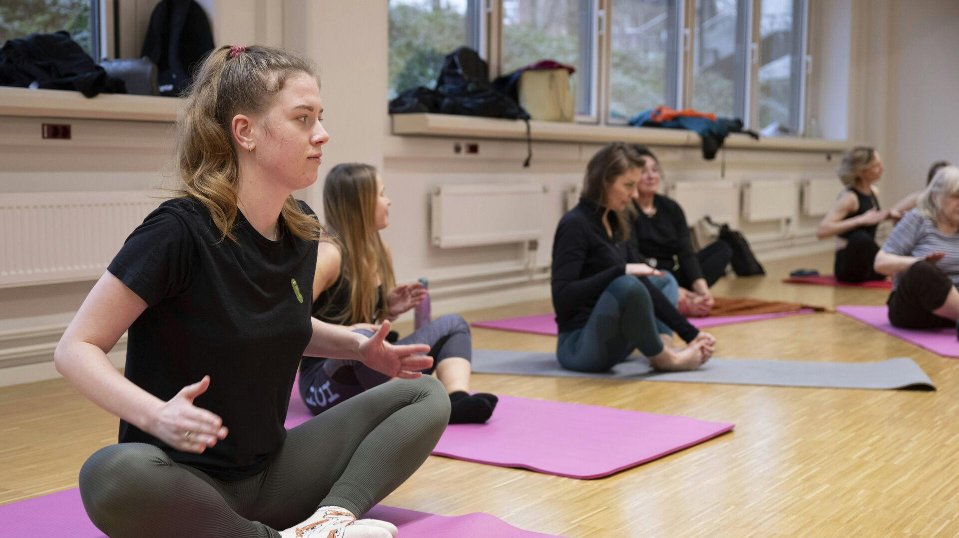 Yogaholdet på billedet her har ikke noget med historien at gøre.