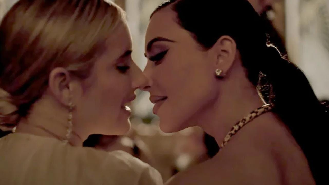 Se klippet af Emma Roberts og Kim Kardashian øverst i artiklen.