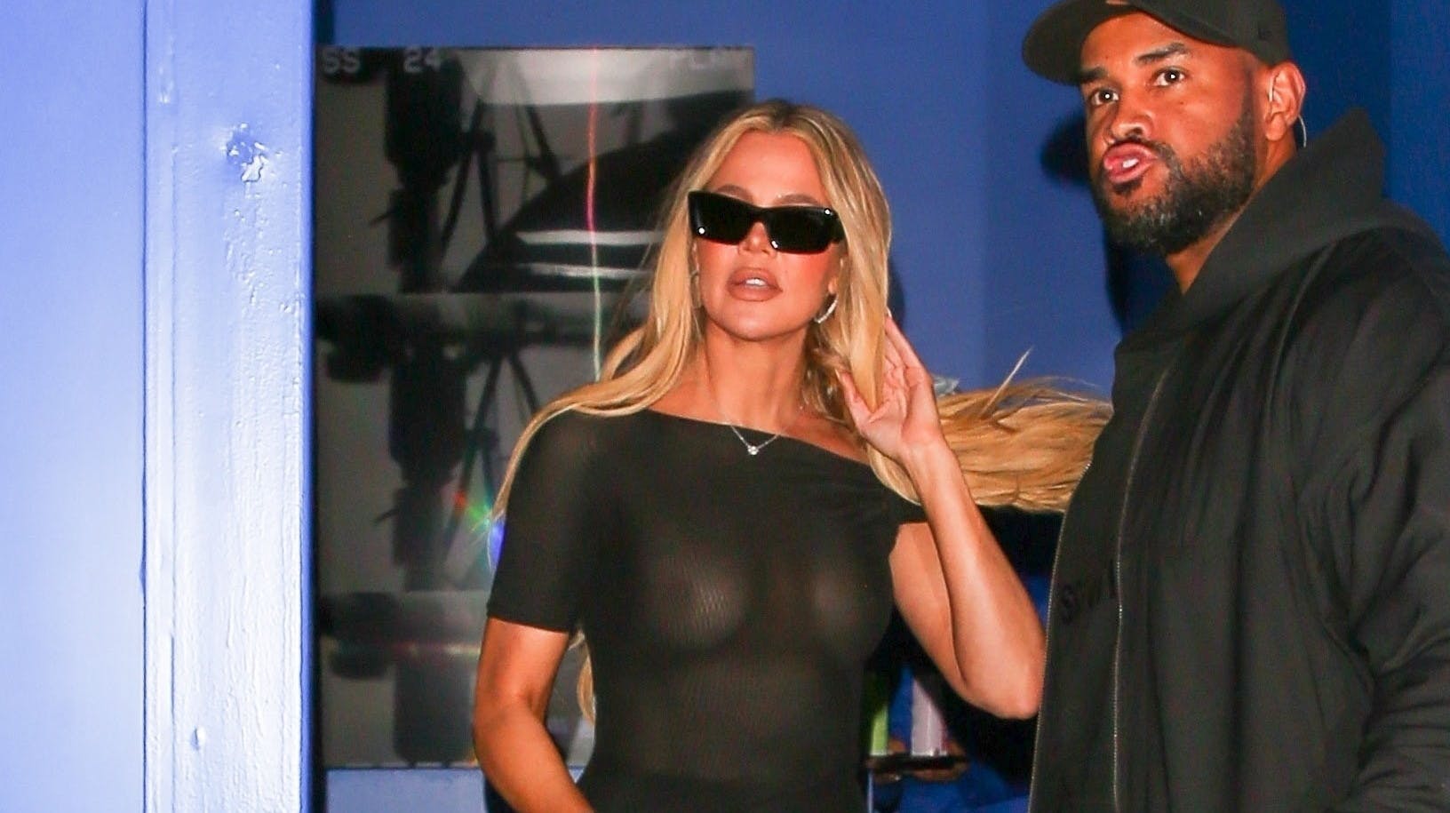Khloé Kardashian fejrer sin søsters drink med manerer.