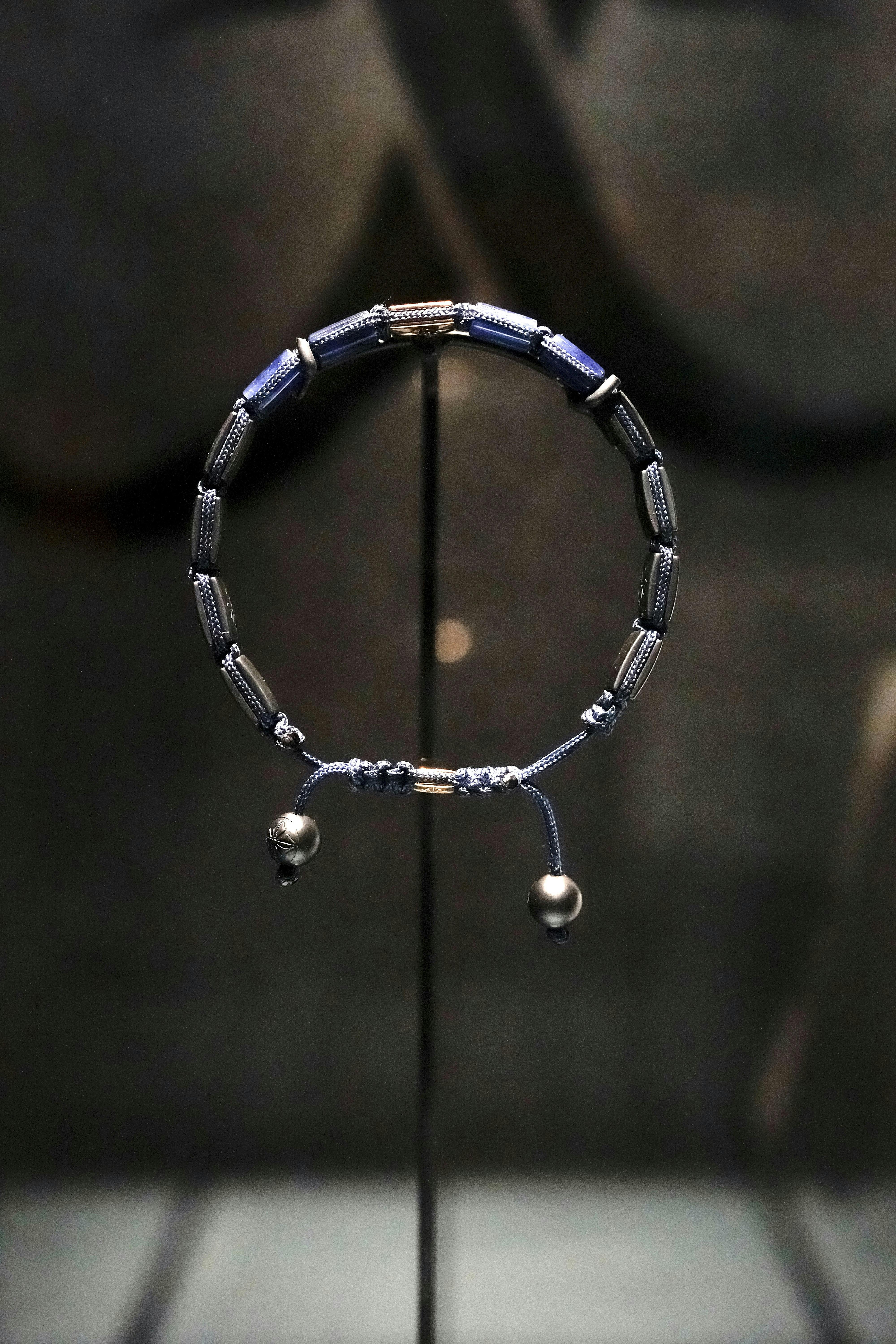 Armbåndet er ganske passende kongeblåt.