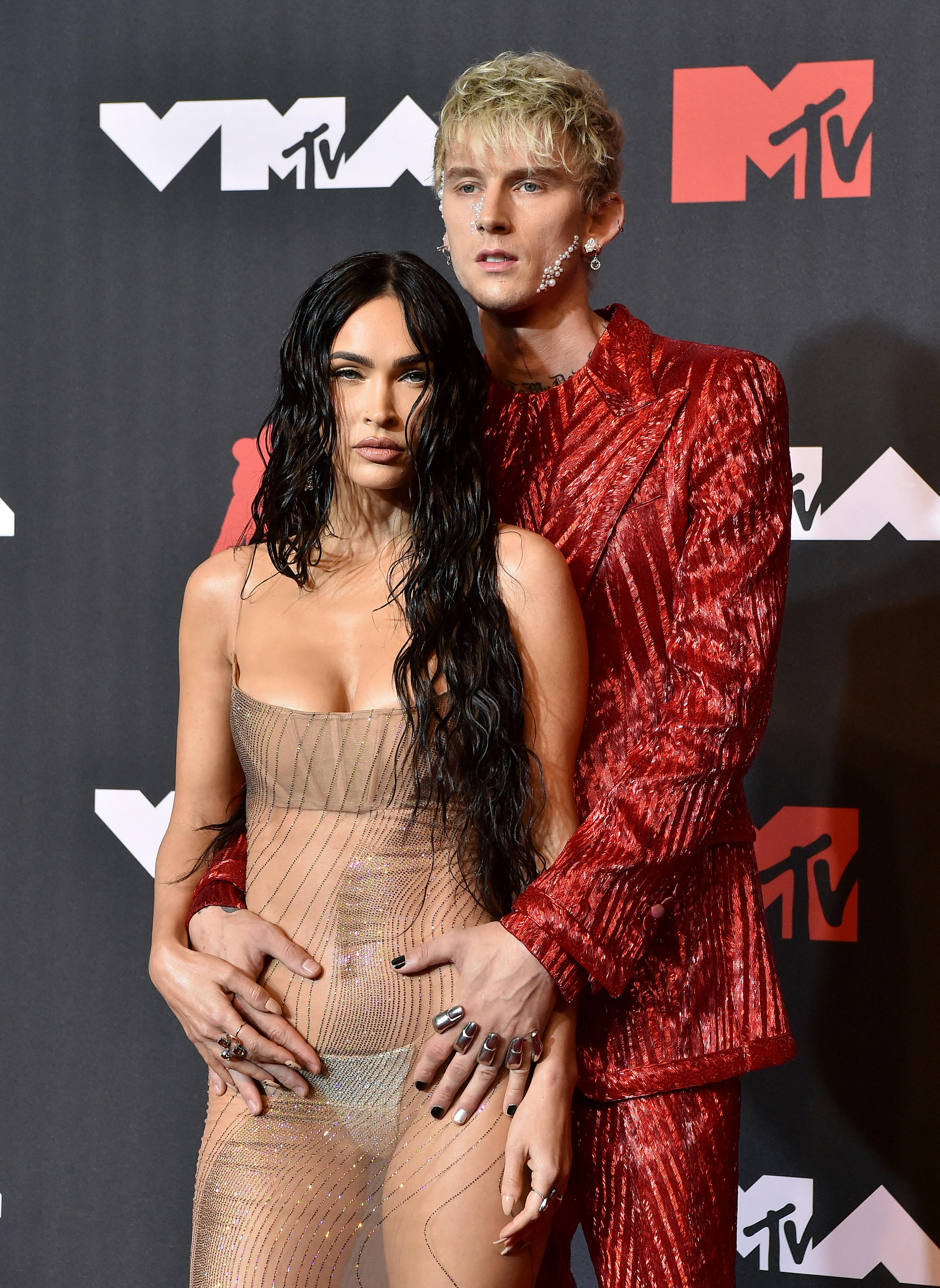 MGK og Megan Fox på den røde løber til MTV Video Music Awards i 2021. 