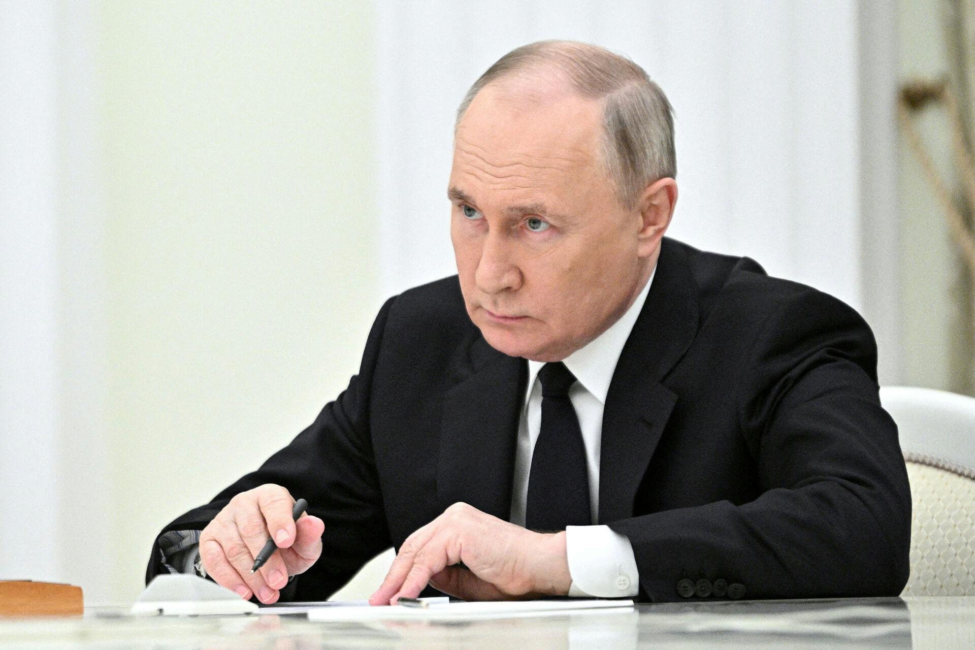 Vladimir Putin udtaler lørdag, at alle gerningsmændene bag angrebet på et koncertsted i Moskva er anholdt.