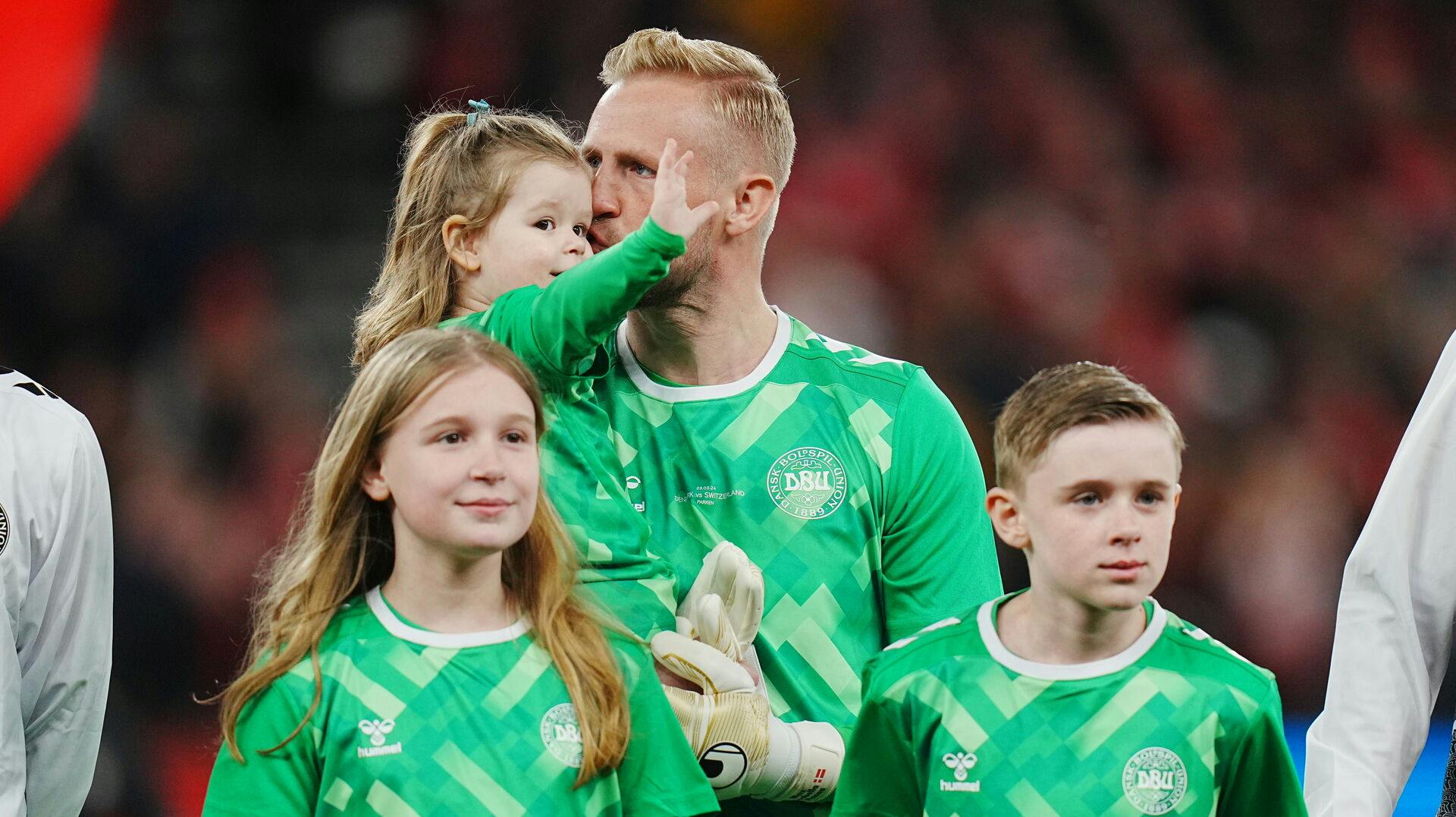 Kasper Schmeichel havde børnene med på banen lørdag aften.