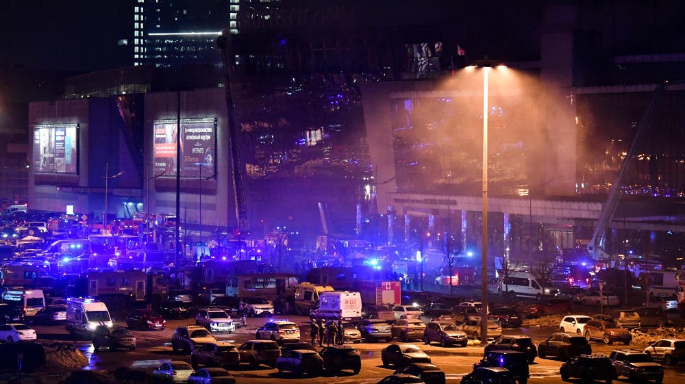 Det var i Crocus City Hall i Moskva, at et angreb fredag aften fandt sted. Nu reageres der fra dansk hold.  