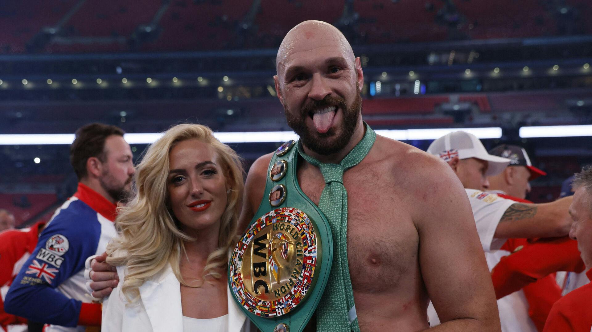 Tyson Fury hinter på Instagram, at konen Paris Fury er gravid med parrets ottende barn.