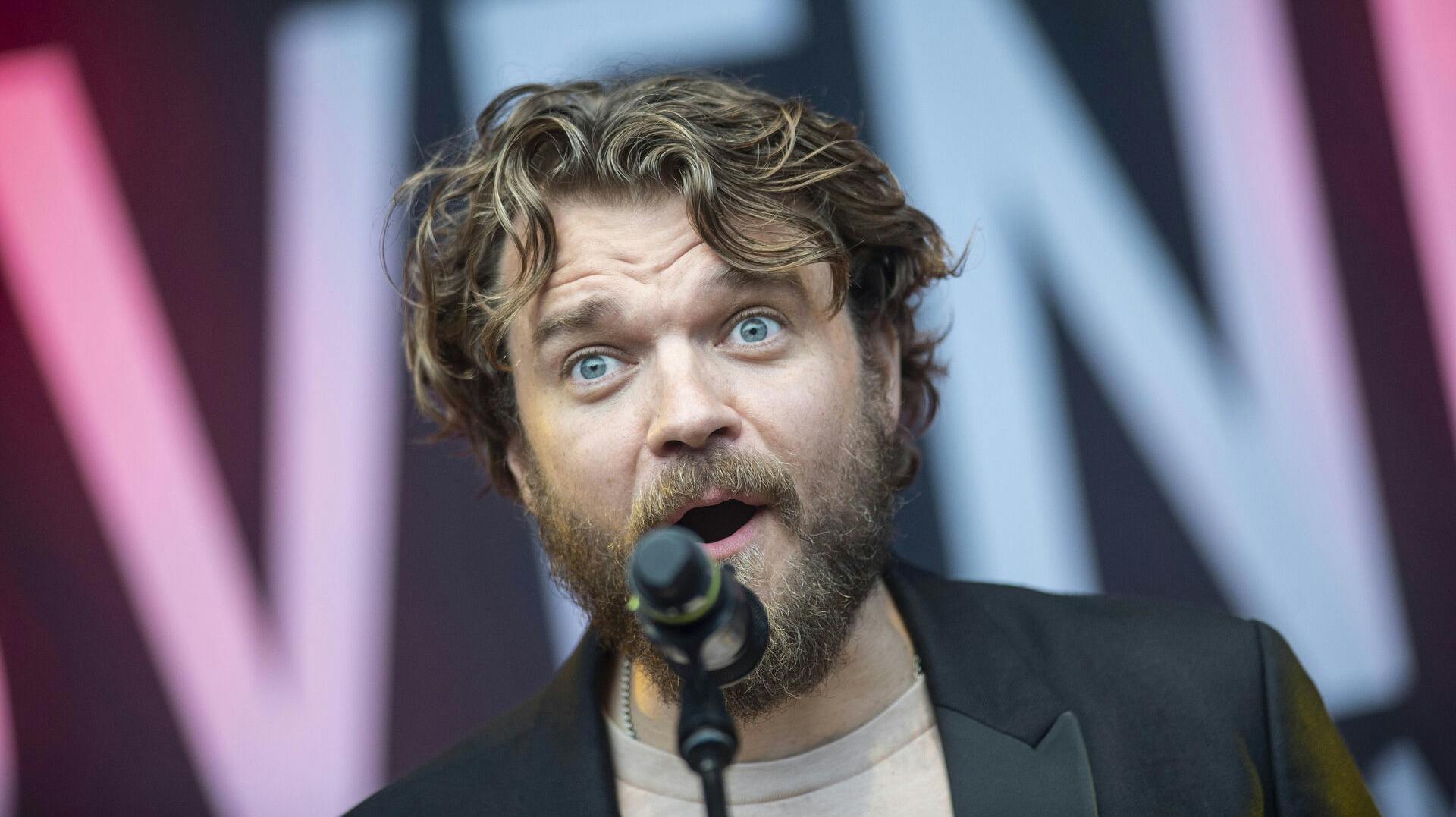 Pilou Asbæk har fuld gang i optagelserne til "Foundation".