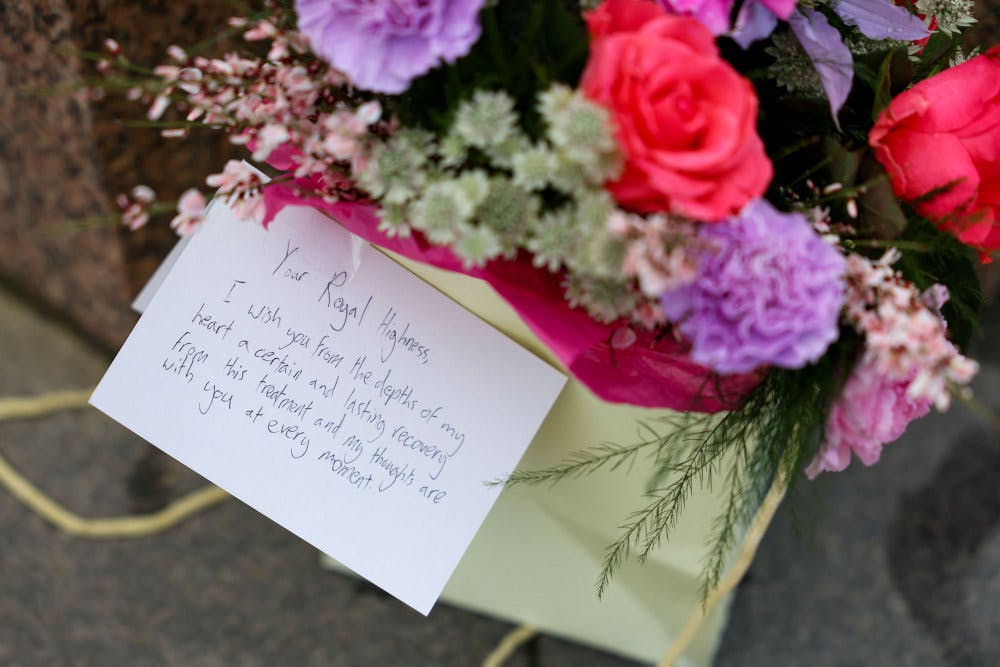 Flere har lørdag lagt blomster nær Windsor-slottet, hvor prinsesse Kate har opholdt sig, mens hun har været syg.