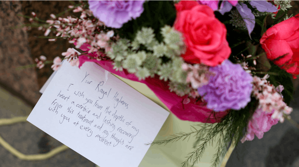 Flere har lørdag lagt blomster nær Windsor-slottet, hvor prinsesse Kate har opholdt sig, mens hun har været syg.