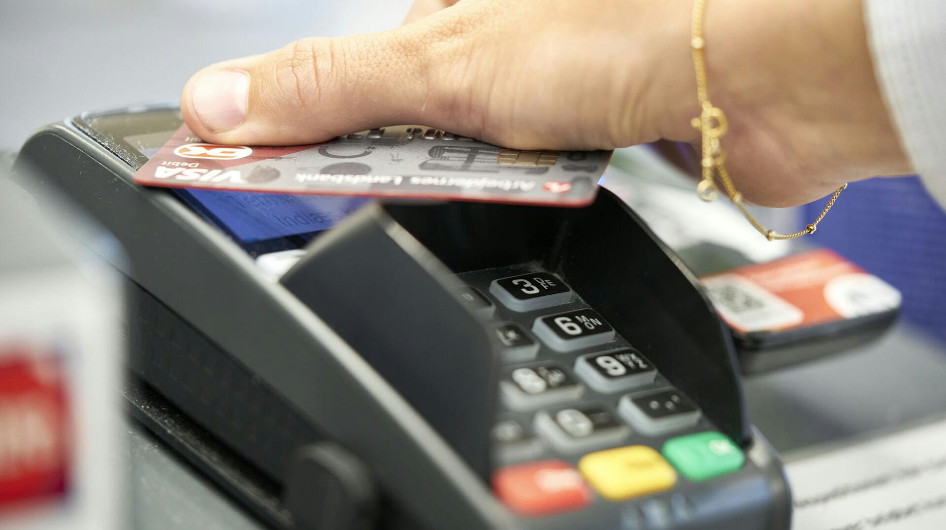 Det skulle være billigt at svinge dankortet - men nu bliver det dyrere, fordi færre bruger kortet.