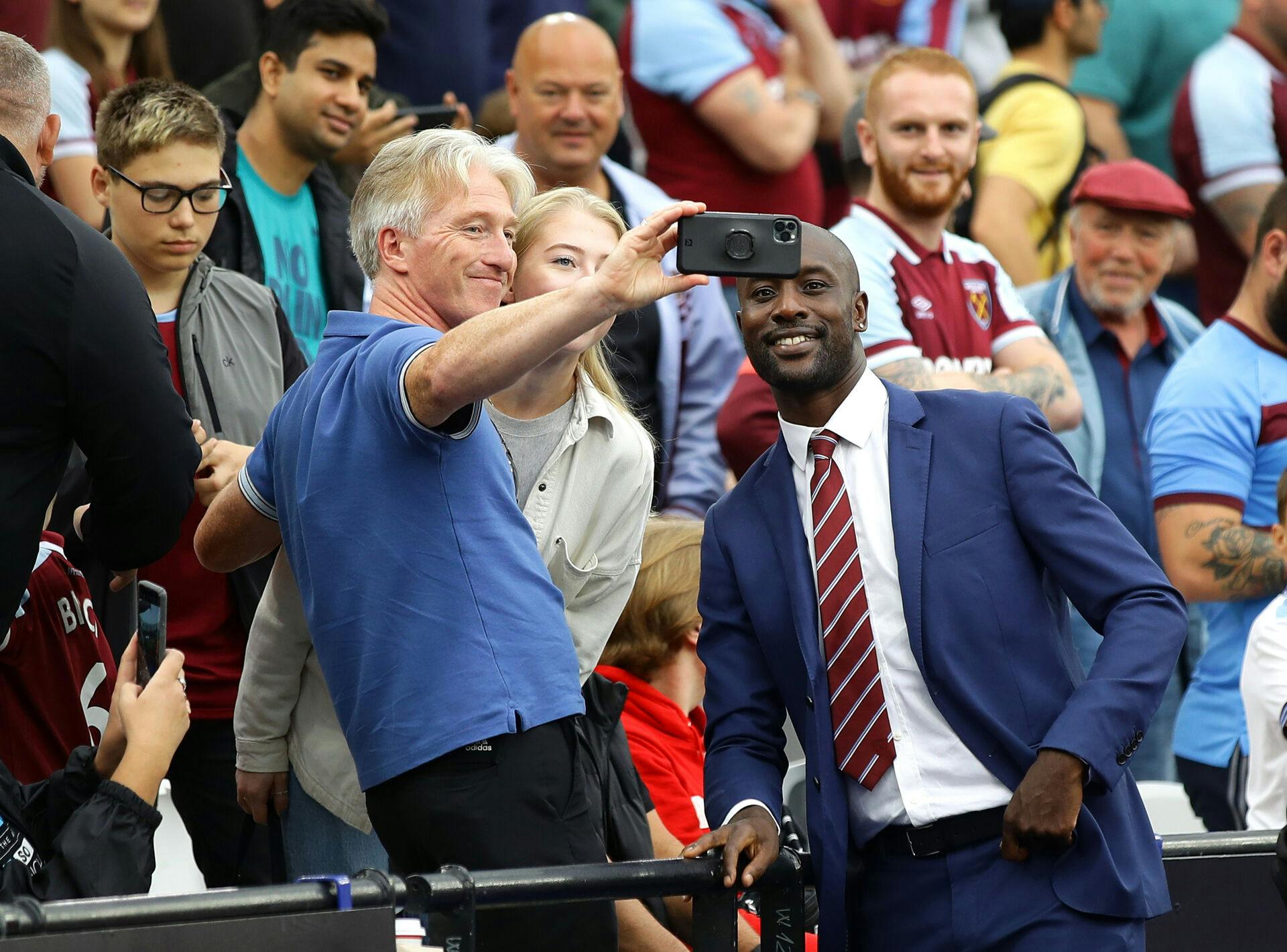 Carlton Cole (th.) kan godt smile af den akavede situaiton nu.&nbsp;