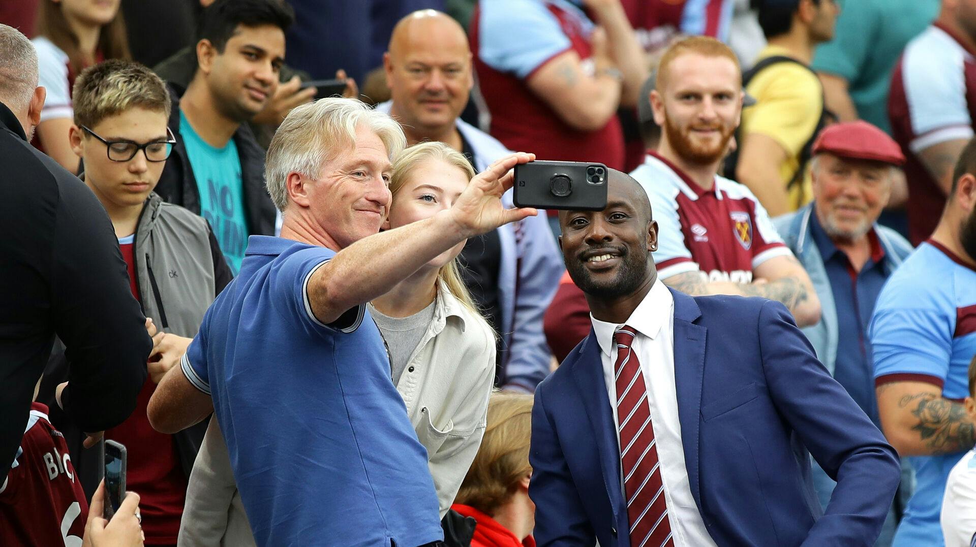Carlton Cole (th.) kan godt smile af den akavede situaiton nu. 