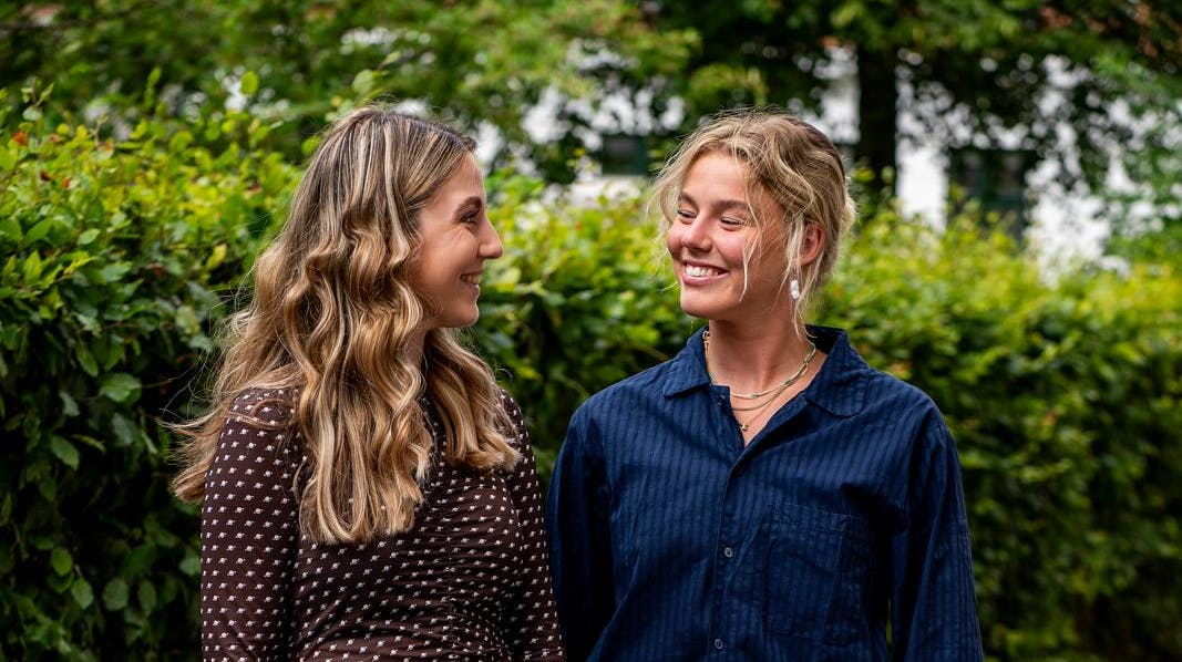 Paraatleten Emma Aaen (th) og veninden Emma Cramer.