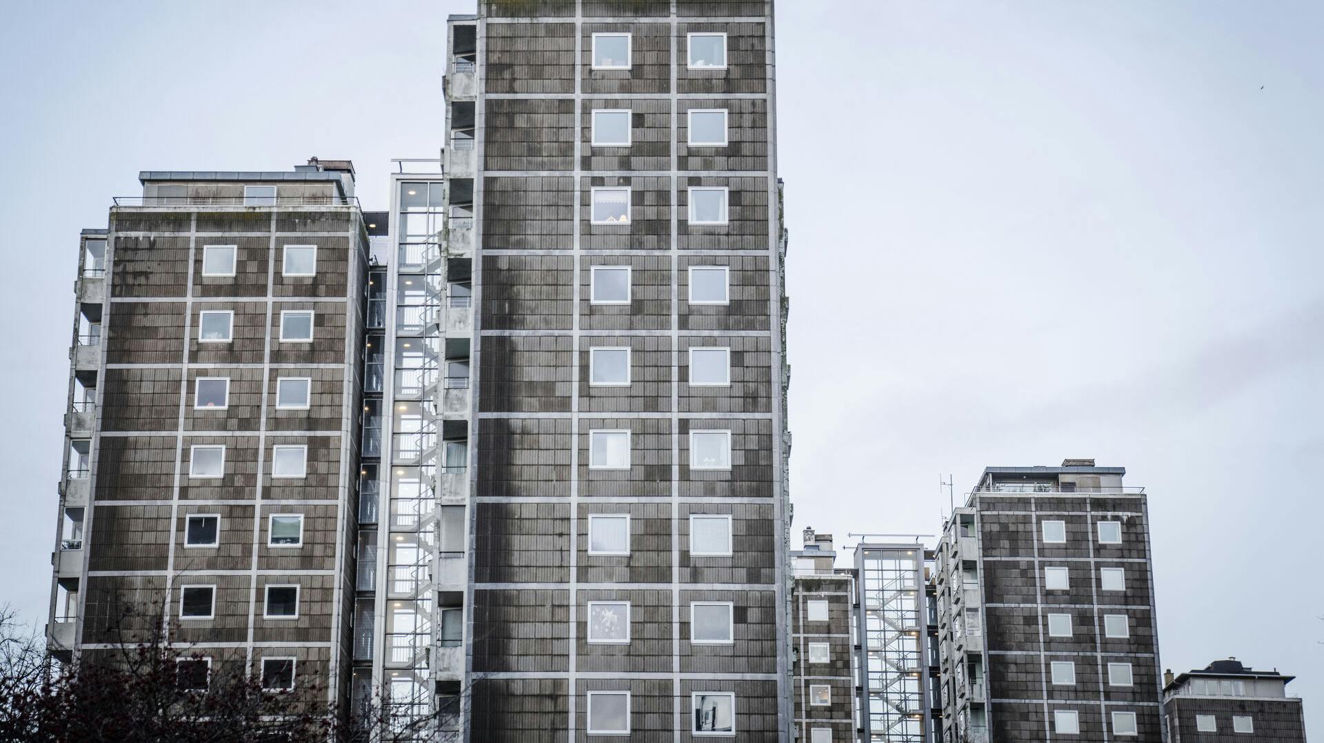 Tre af de ikoniske, men vindfølsomme højhuse i Bellahøj i Brønshøj.