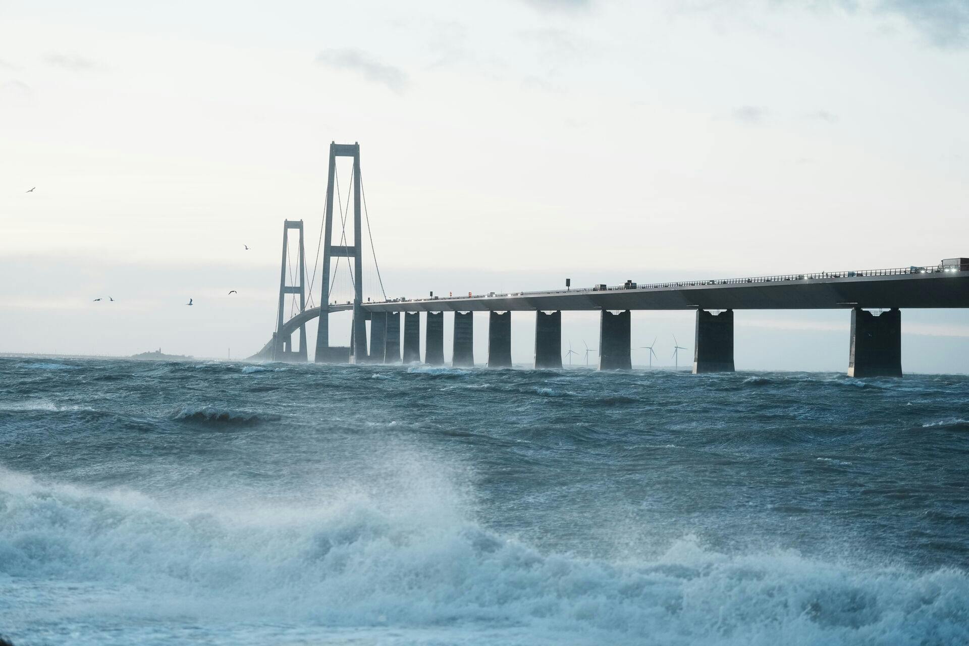 Kø på motorvej E20 til Storebæltsbroen på Sjælland, fredag den 22. december 2023. Kødannelse efter uheld på Storebæltsbroen. Storebæltsbroen har været lukket tidligere på dagen i forbindelse med stormen Pia.