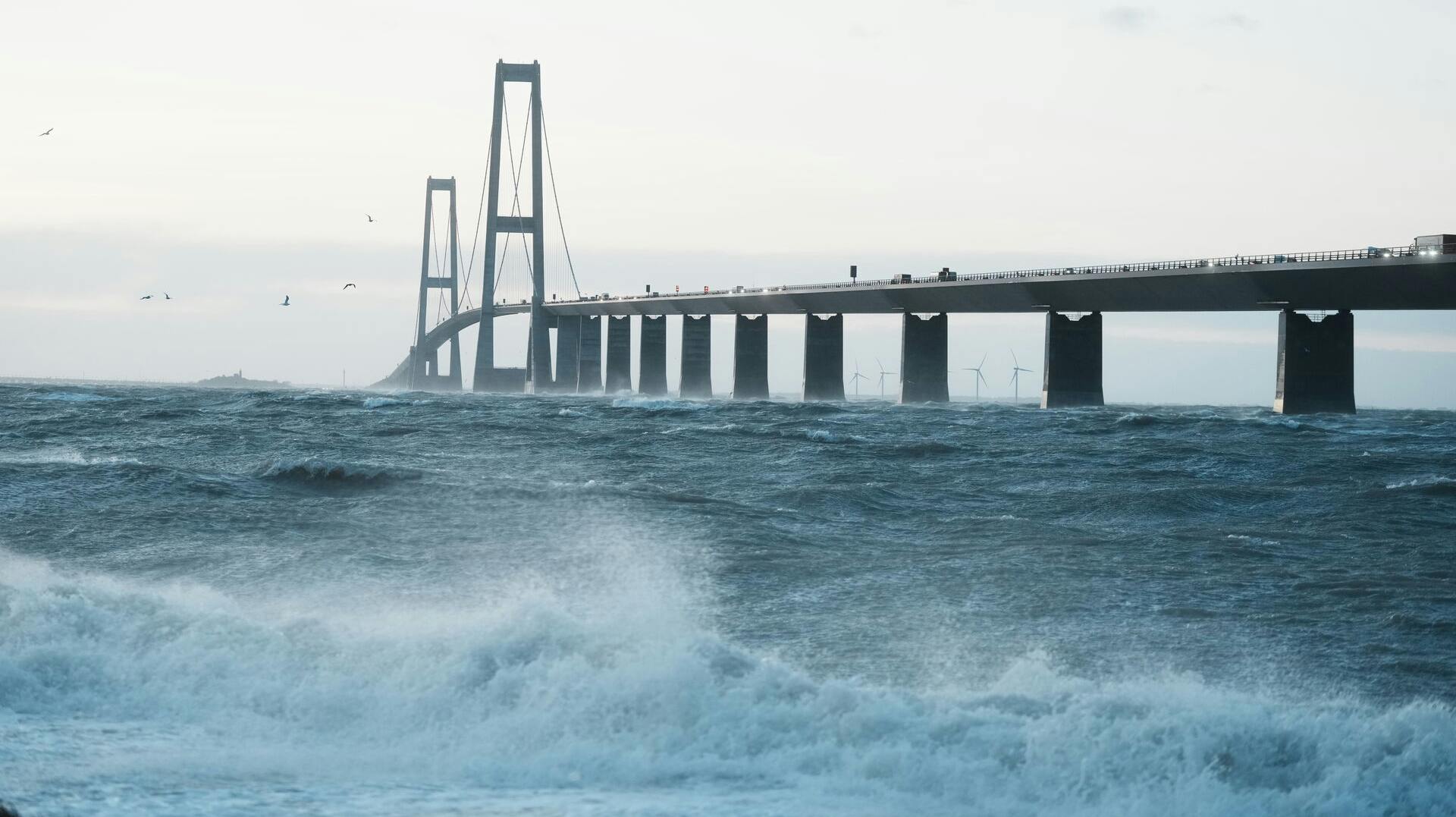 Kø på motorvej E20 til Storebæltsbroen på Sjælland, fredag den 22. december 2023. Kødannelse efter uheld på Storebæltsbroen. Storebæltsbroen har været lukket tidligere på dagen i forbindelse med stormen Pia.