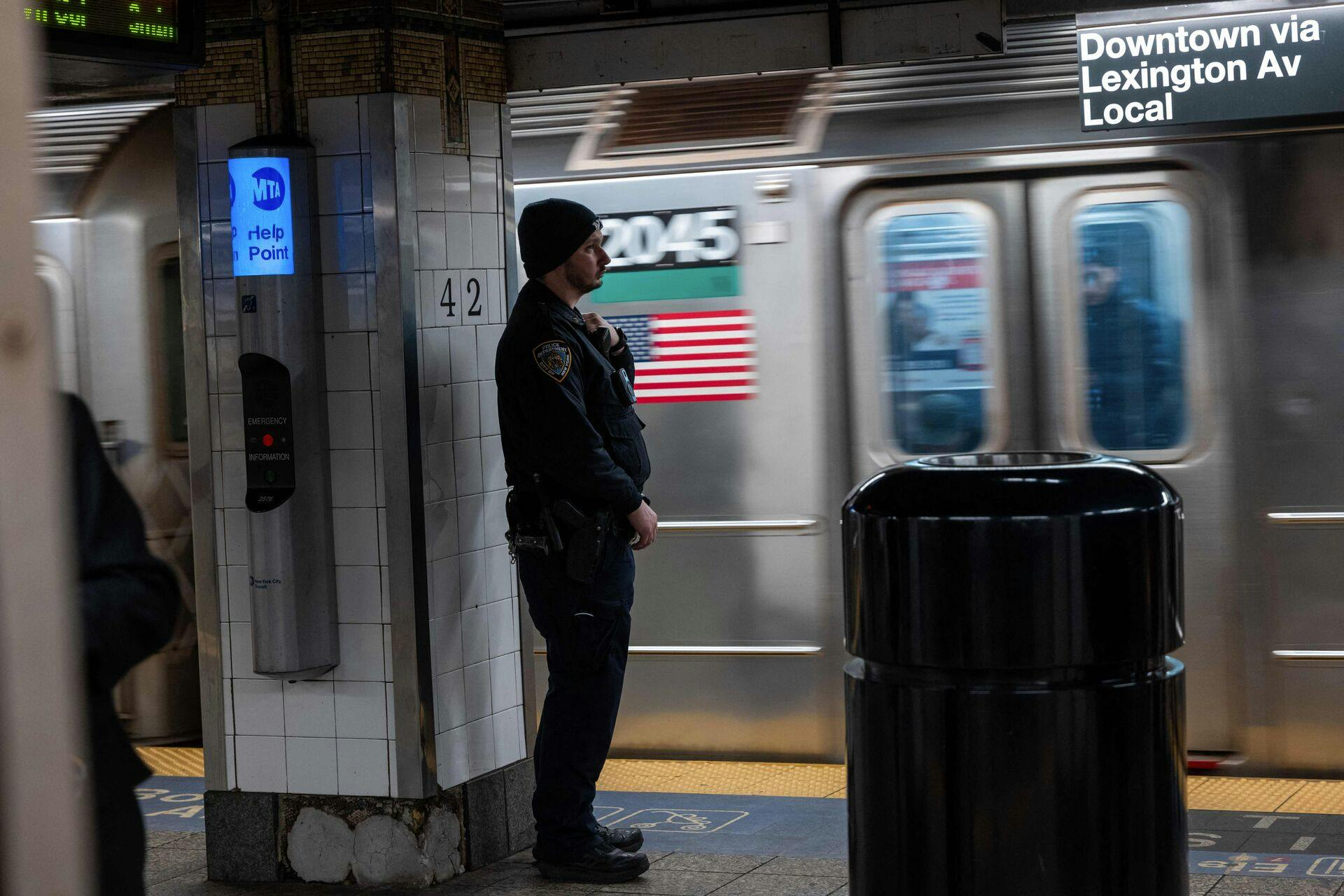 Bekymringen over kriminalitet i New Yorks undergrundsbane har været voksende den seneste tid. Mandagens drab på en tilfældig mand har fået kritikken af byens indsats til at eksplodere.