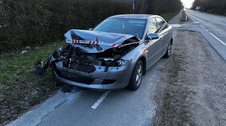En 40-årig kvinde blev mandag anholdt og sigtet for spirituskørsel, efter hun var kørt ind i en påhængsvogn på en anden bil.