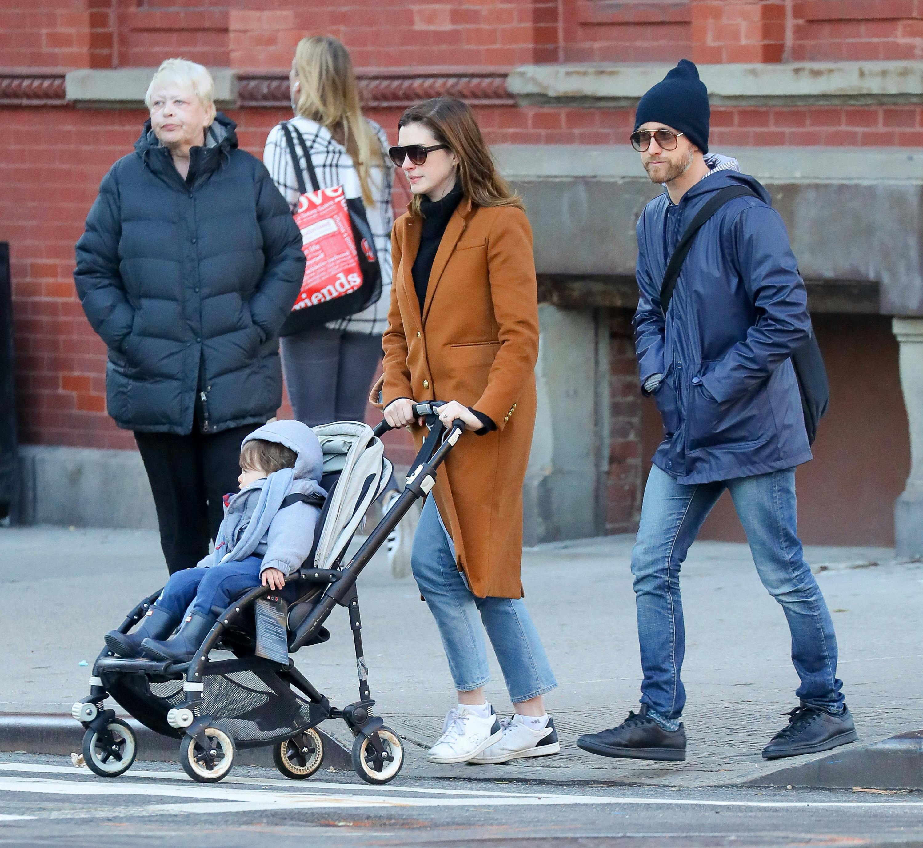 EXCLUSIVE: Anne Hathaway and husband Adam take their son to a playground in Chelsea neighborhood in NYC. ***SPECIAL INSTRUCTIONS*** Please pixelate children's faces before publication.***. 21 Nov 2017 Pictured: Anne Hathaway. Photo credit: ZapatA/MEGA TheMegaAgency.com +1 888 505 6342 (Mega Agency TagID: MEGA121145_015.jpg) [Photo via Mega Agency]
