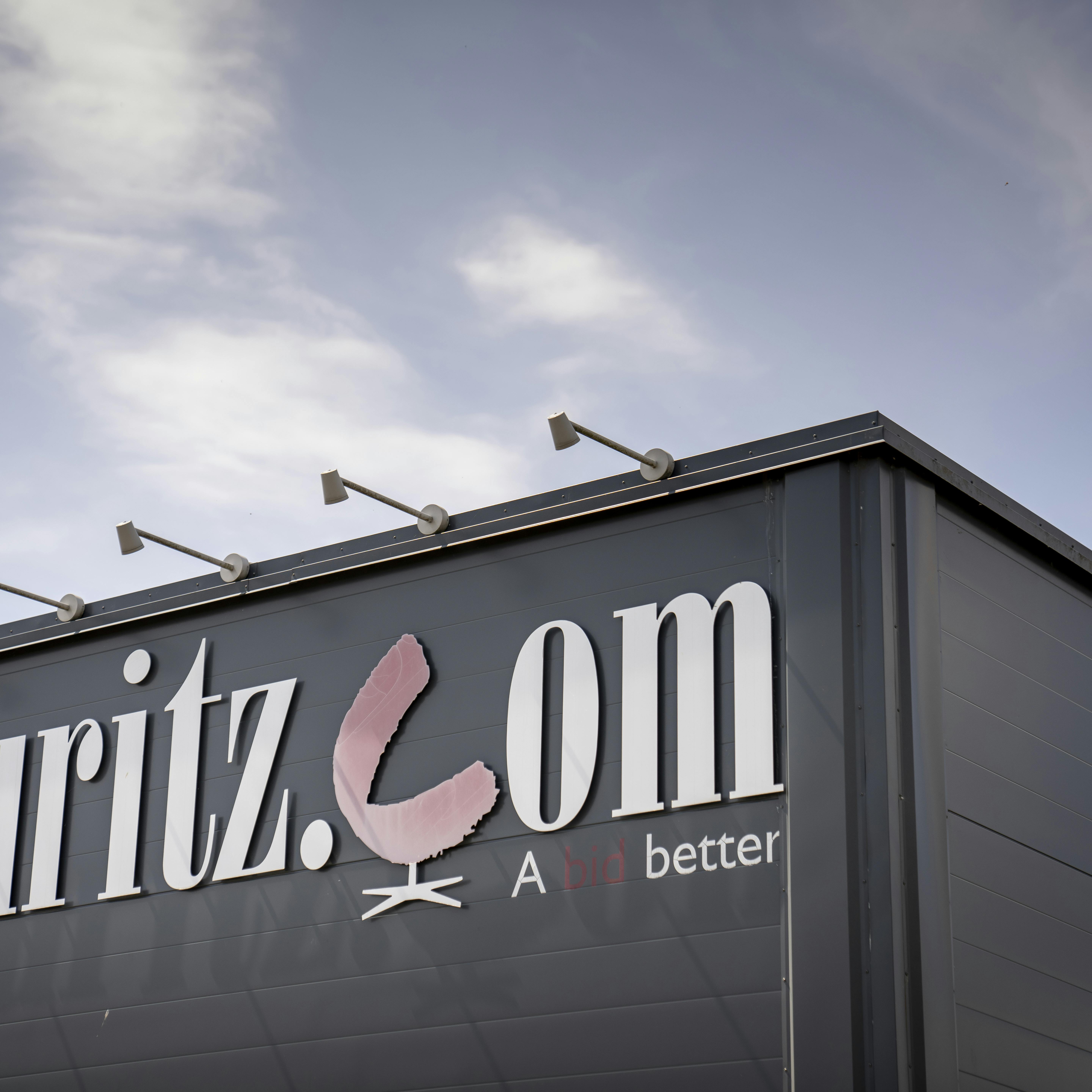 Lauritz.com Næstved fredag den 7. juli 2023. Auktionshuset har valgt at lukke deres afdeling i Næstved for at sikre selskabets drift.