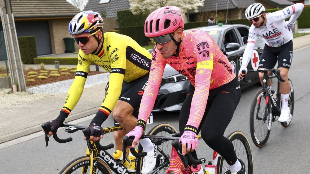 Wout van Aert (til venstre) var en af favoritterne til Flandern Rundt på søndag.
