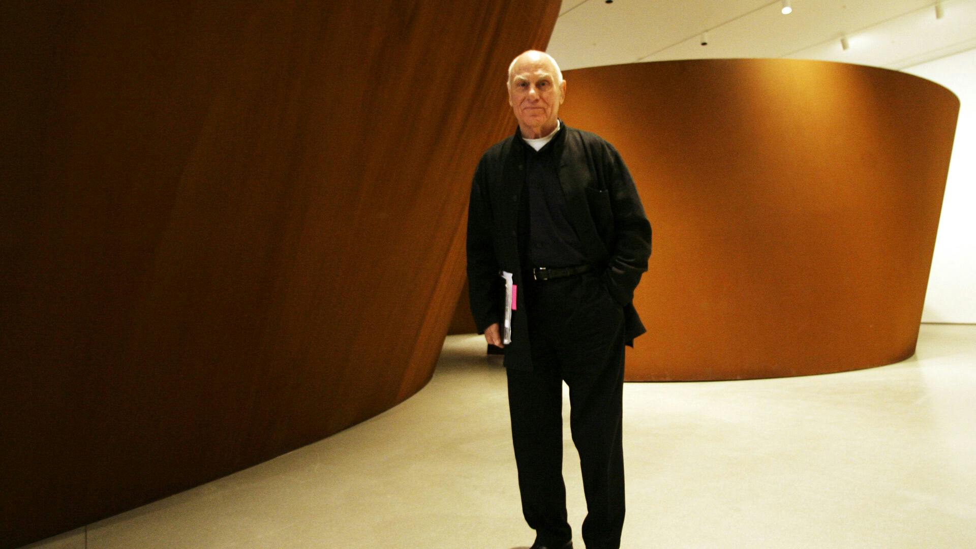 Her ses Richard Serra foran en af sine mange skulpturer, som gjorde ham verdensberømt.