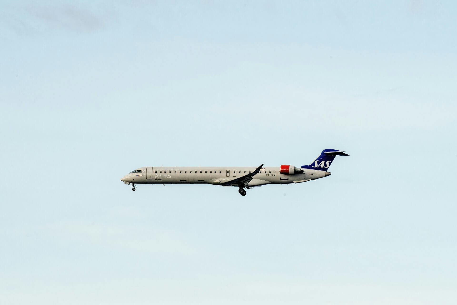 Sådan ser SAS-flyet - en CRJ900 - ud, som fredag aften fik problemer med trykket fra vej fra Danmark til Sverige.