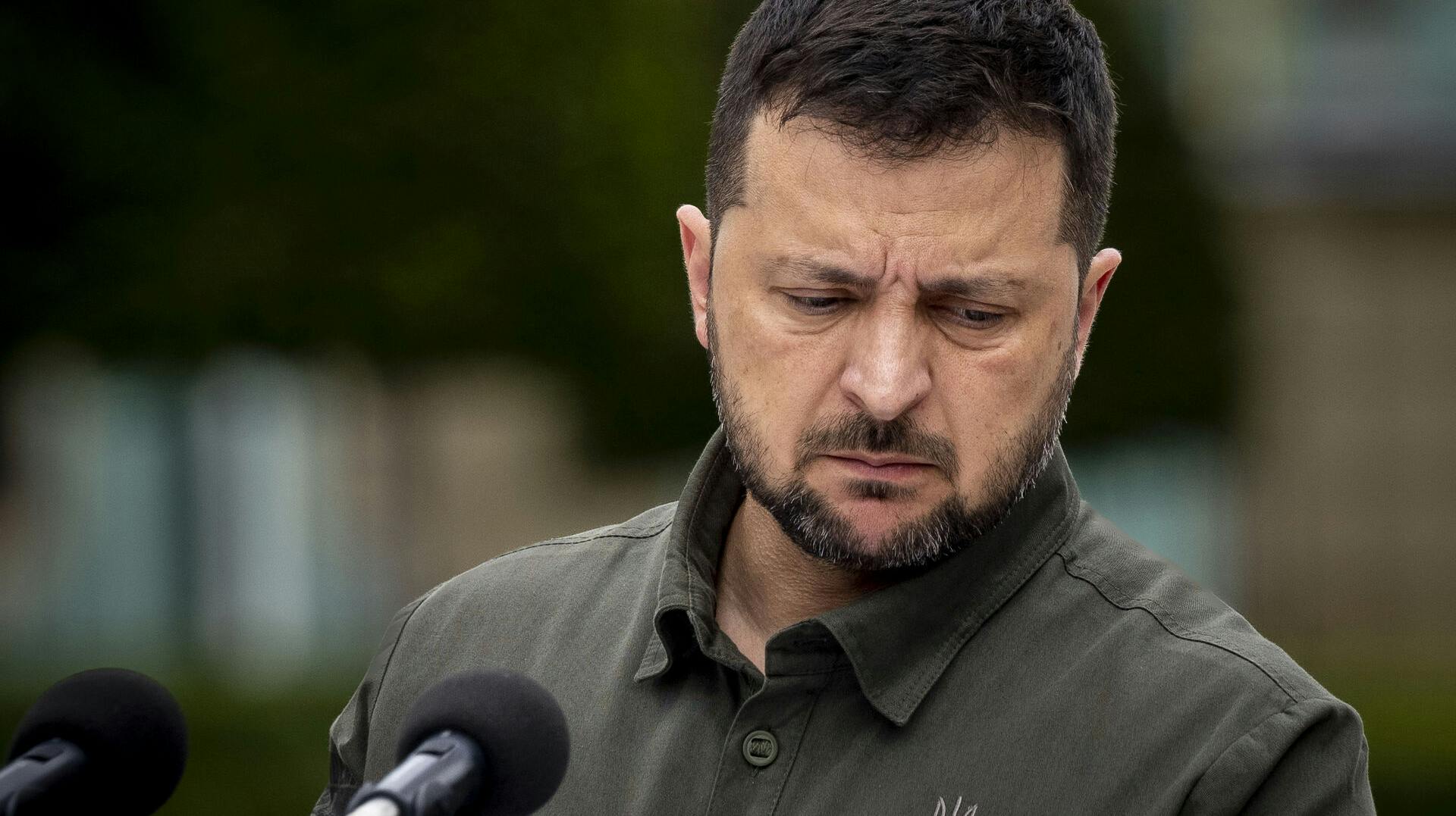Volodymyr Zelenskyj er ikke i tvivl om, at Ukraine kan falde, hvis støtten svækkes. Og så er flere vestlige lande på sigtekornet for Putin, mener han.