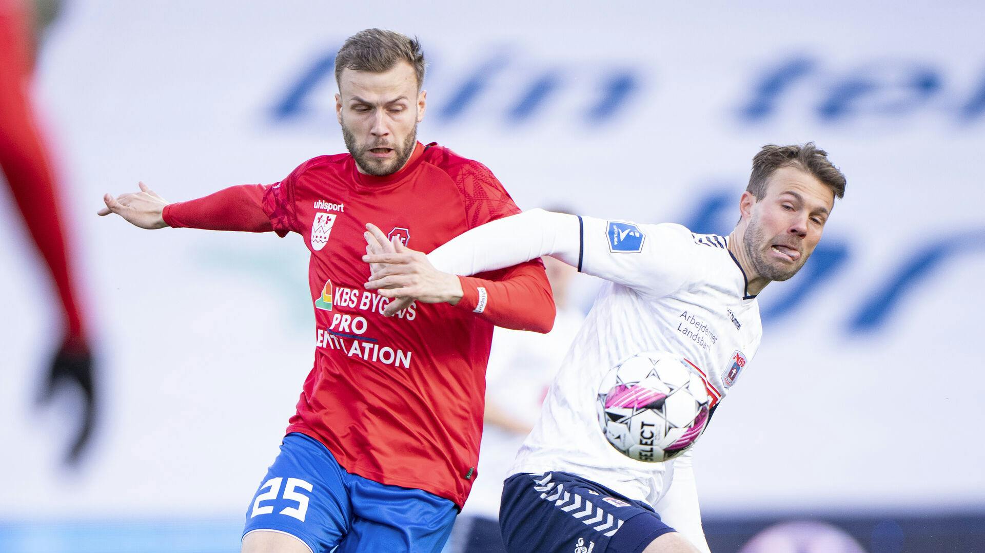 AGFs Patrick Mortensen (t.h.) er realistisk om kampene, der venter: Det kan blive svært.