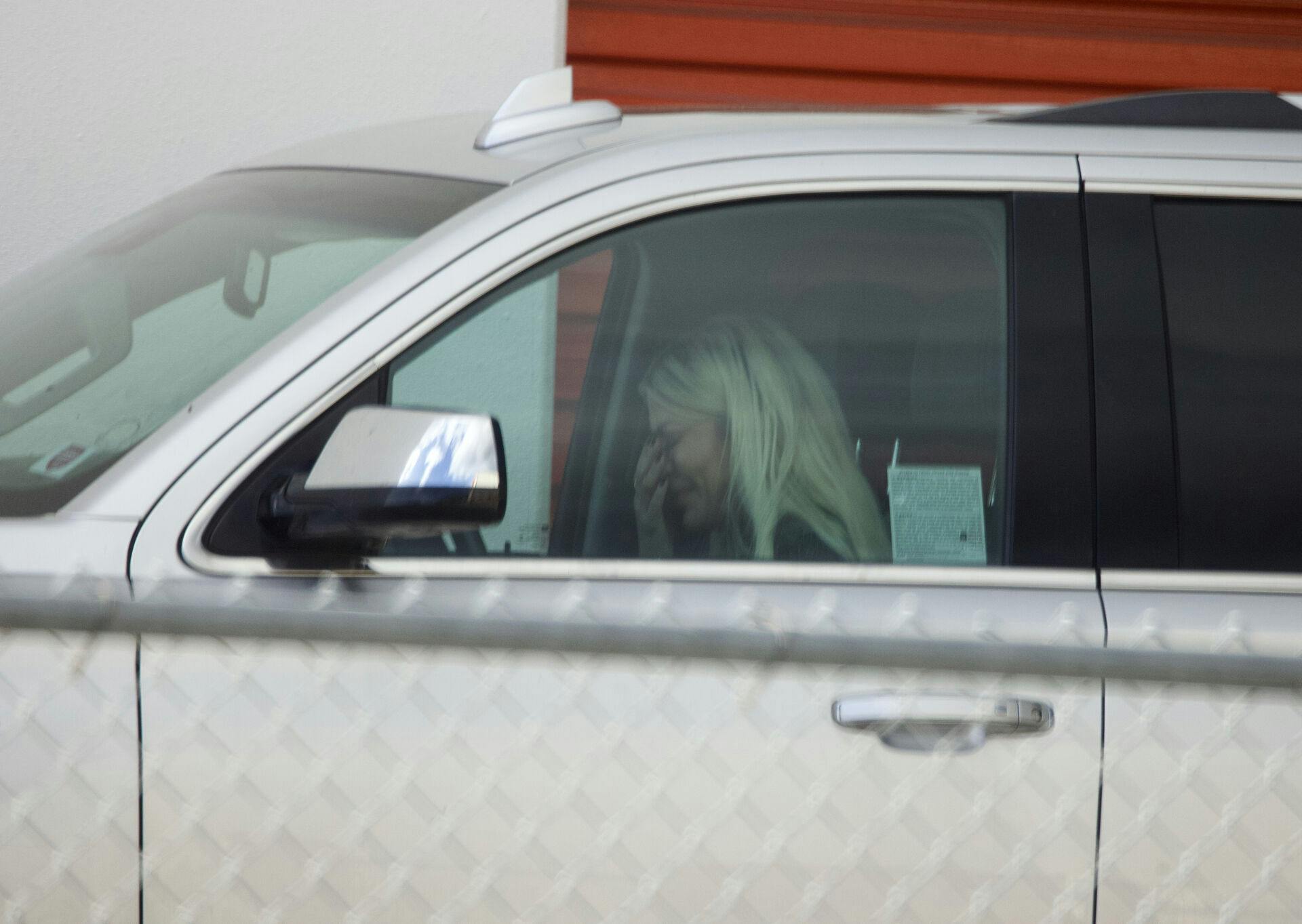 Tori Spelling er i tårer efter sammenstødet med sin ex-mand Dean McDermott. Her sidder hun i bilen foran lageret, hvor deres ejendomme er opmagasineret.