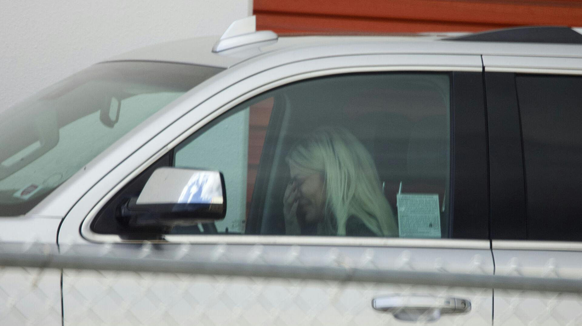 Tori Spelling er i tårer efter sammenstødet med sin ex-mand Dean McDermott. Her sidder hun i bilen foran lageret, hvor deres ejendomme er opmagasineret.