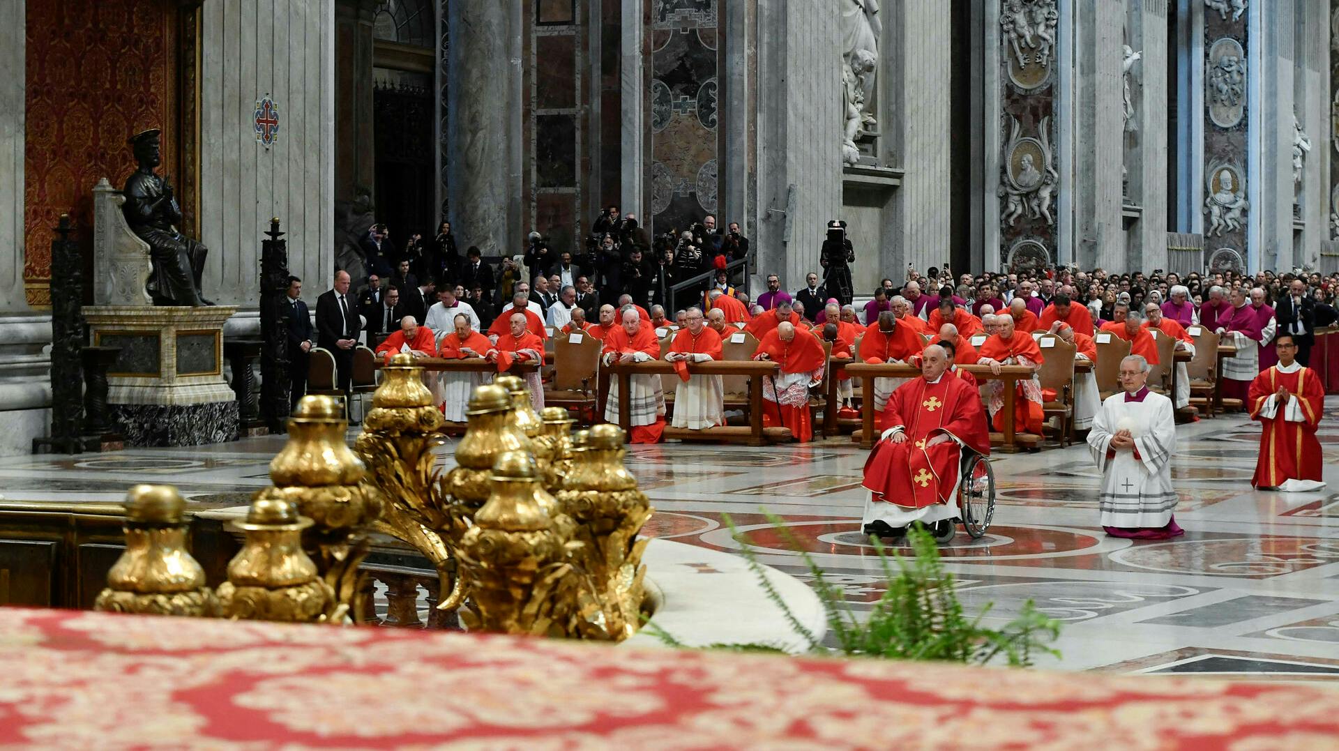 Det kan godt være, at paven er friskere - men han skal "køres" hele vejen til arbejdet.
