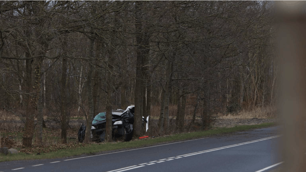 Bilen er helt smadret efter sammenstødet.