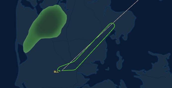 Det var noget af en rundtur, der skulle til, før flyet igen var på sikker grund.