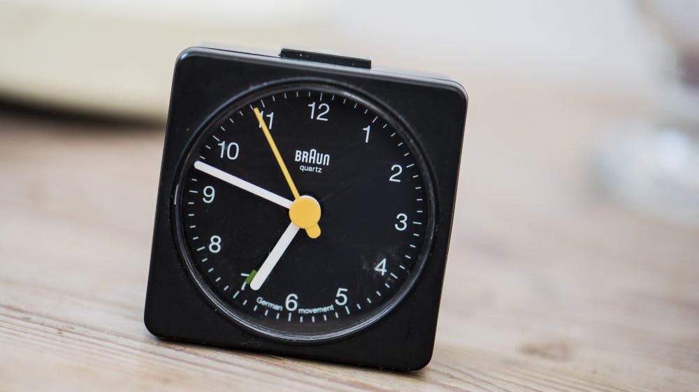 Sommertid blev senest indført i 1980. Natten til søndag skal urene endnu en gang sættes en time frem. (Arkivfoto).