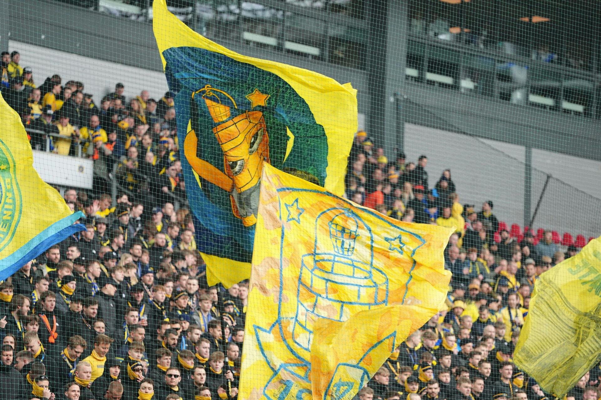 Brøndby-fansene er klar på lægterne. 