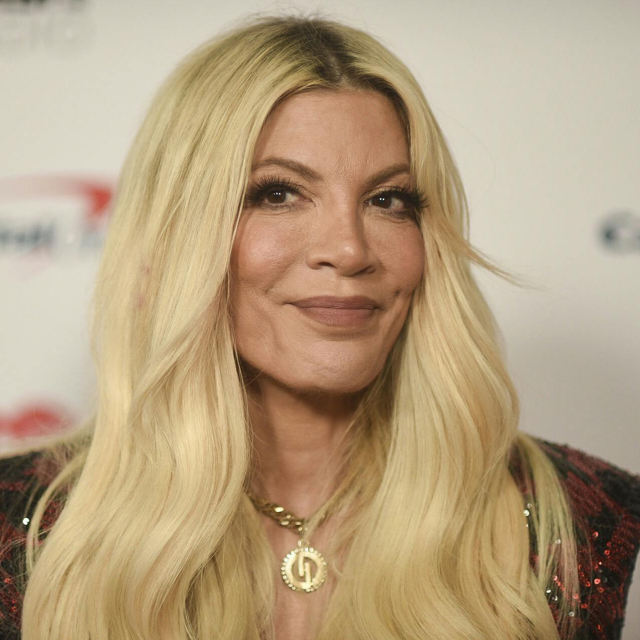 Tori Spelling skal skilles.