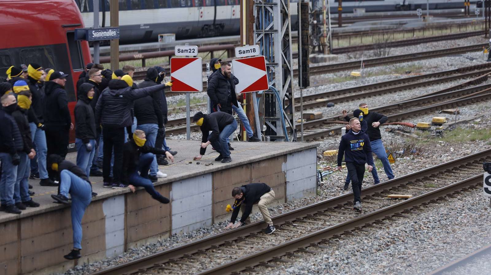 En gruppe Brøndby-tilhængere kaster med sten efter politiet.