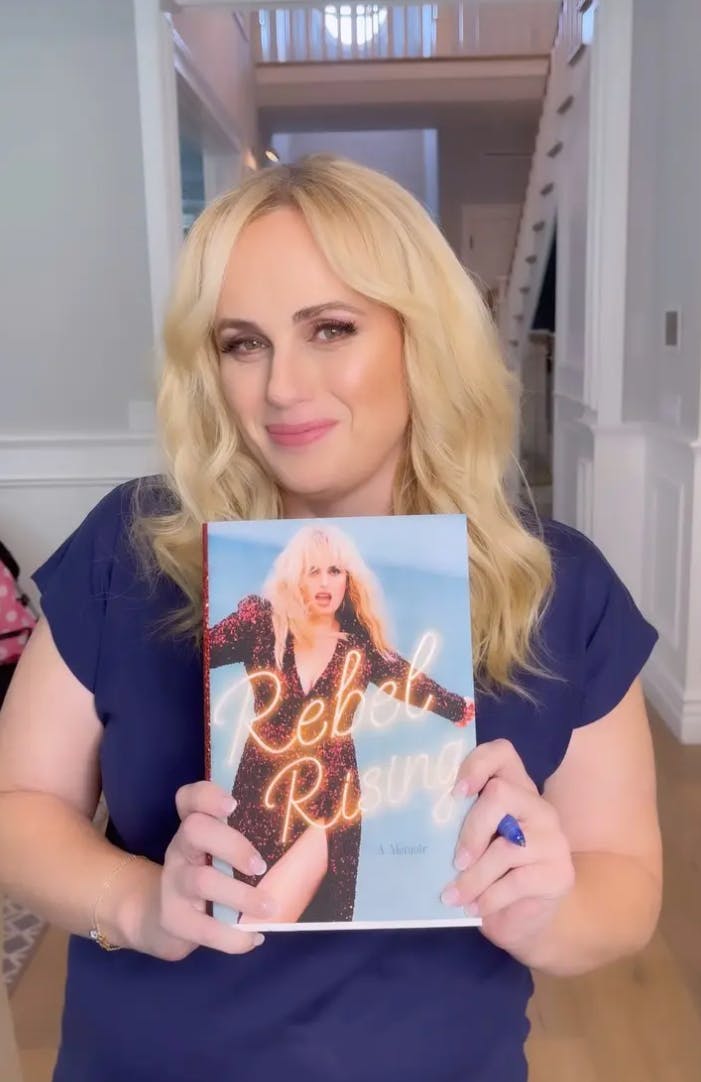 Rebel Wilson med sin nye bog, der udkommer tirsdag.