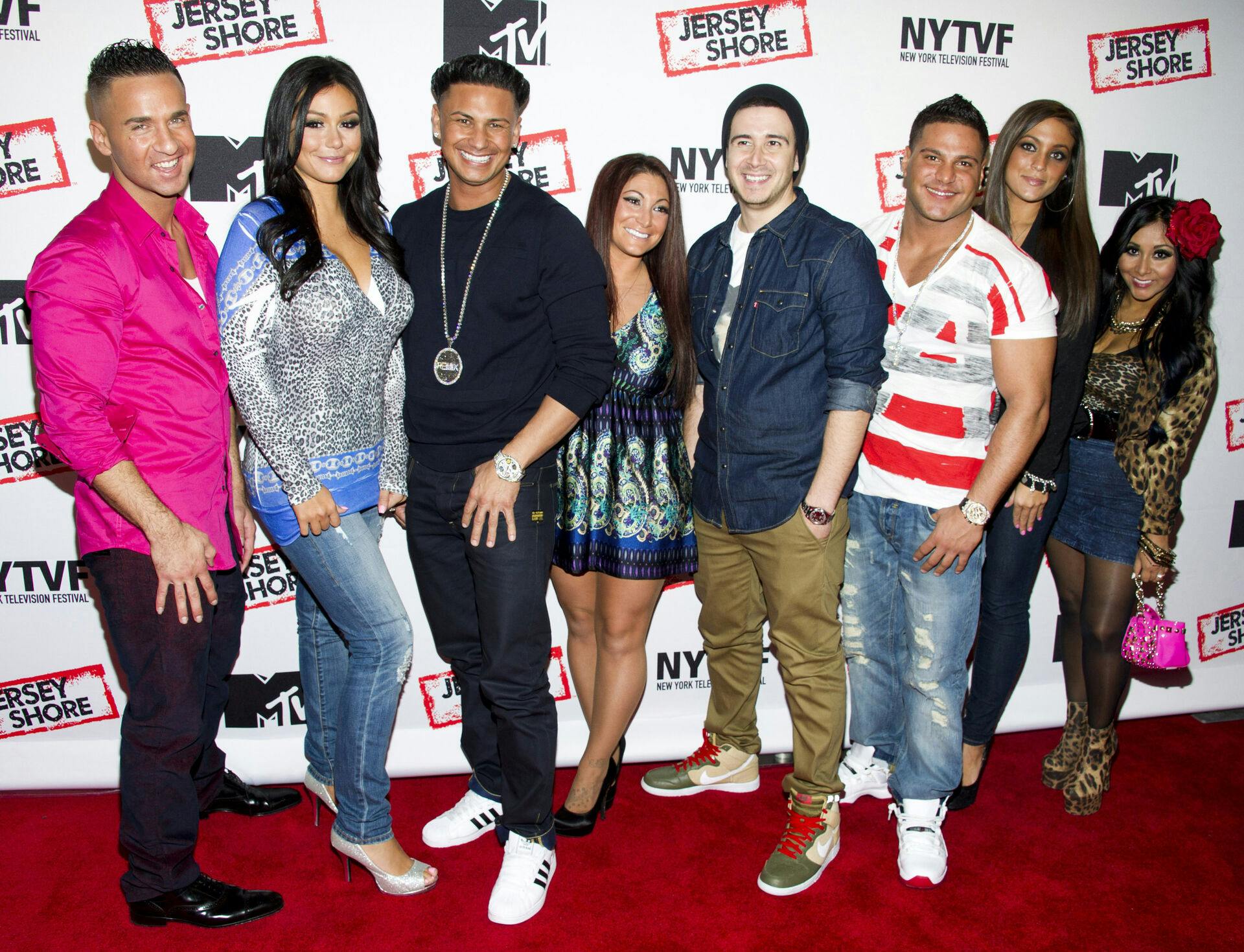 "Jersey Shore"-castet i 2012. Fra venstre: Mike "The Situation" Sorrentino, Jenni "JWoww" Farley, Paul "Pauly D" Delvecchio, Deena Cortese, Vinny Guadagnino, Ronnie Ortiz-Magro, Sammi "Sweetheart" Giancola og Nicole "Snooki" Polizzi.