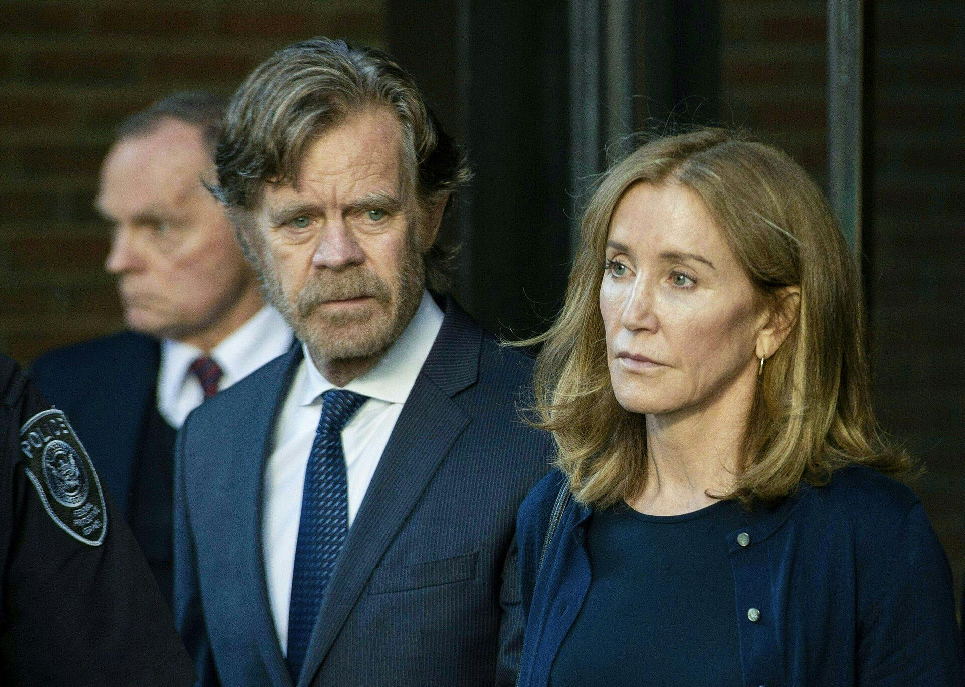 Felicity Huffman og gemalen William H. Macy foran retten i Boston, hvor hun modtog sin dom i september 2019.