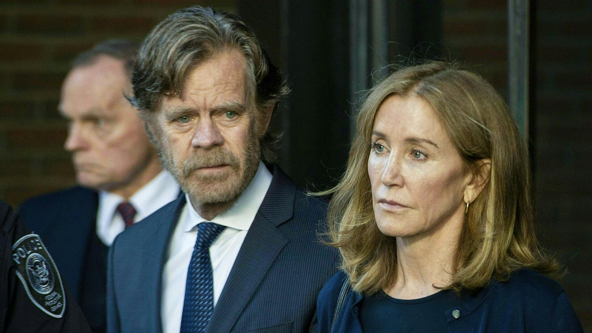 Felicity Huffman og gemalen William H. Macy foran retten i Boston, hvor hun modtog sin dom i september 2019.