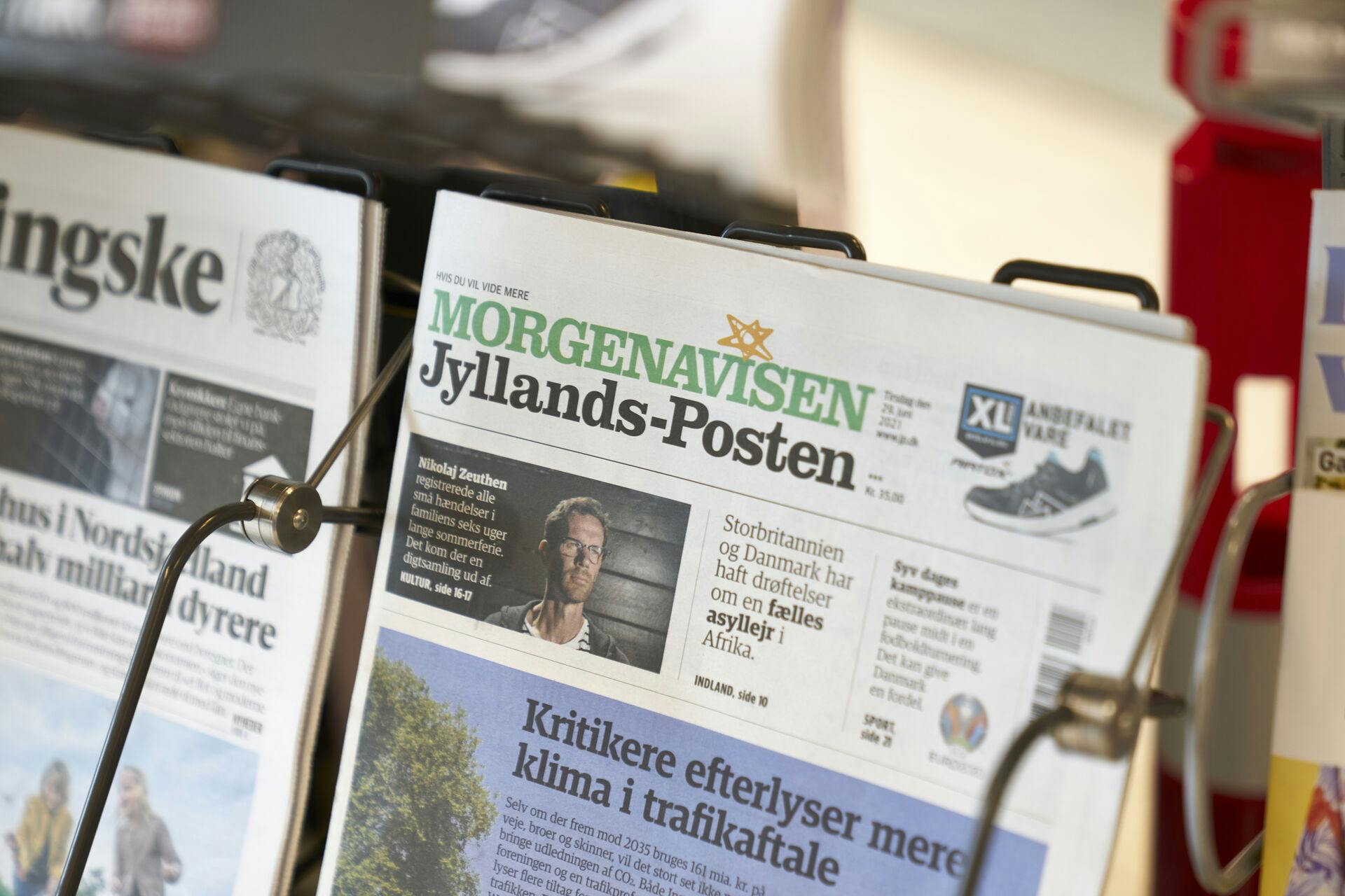 Jyllands-Posten på stativ med aviser. Odsherred den 29. juni 2021